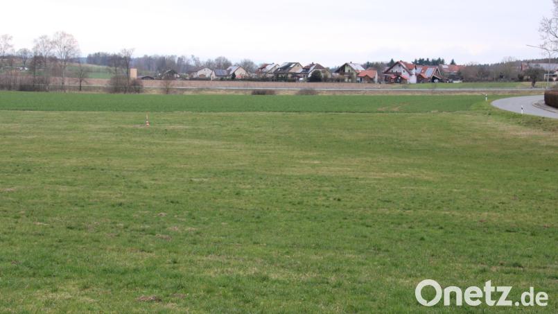 Im Baugebiet "Ilsenbacher Straße" in Püchersreuth werden voraussichtlich im April die Baumaschinen zur Erschließung anrücken. Die Gemeinde hat im Haushaltsplan 2026 hierfür Ausgaben für Baumaßnahmen und flankierende Maßnahmen in Höhe von fast 3,2 Millionen Euro vorgesehen. Archivbild: prh