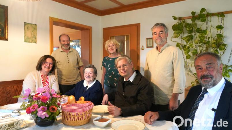 Die Lindnermühlnerin Maria Beierl (sitzend Mitte) feierte mit zahlreichen Gästen und der Familie ihren 102. Geburtstag. Ihr Sohn Ludwig (Zweiter von links) umsorgt die Jubilarin liebevoll. Bild: fvo