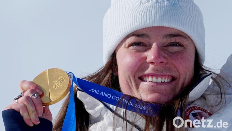 Abfahrtsolympiasiegerin Breezy Johnson hat ihre beschädigte Goldmedaille inzwischen umgetauscht. Bild: Michael Kappeler/dpa