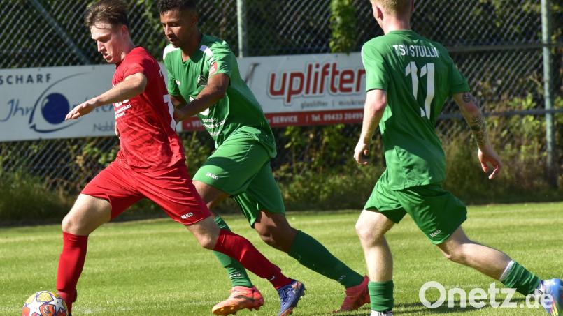 Michael Wells (Mitte) verlässt den TSV Stulln und spielt künftig wieder für den FC Weiden Ost. Bild: ham