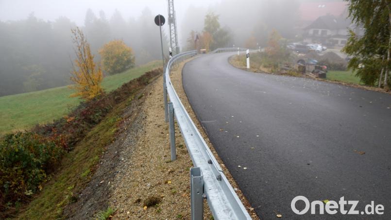 Die Teerkante liegt noch in der Oberpfalz, der Straßengraben dagegen in Oberfranken. Dies ergab die aktuelle Vermessung der neu ausgebauten Gemeindeverbindungsstraße im Abschnitt zum Atemhaus. Der Graben wird nun der Oberpfalz zugeschlagen. Bild: Bernhard Kreuzer