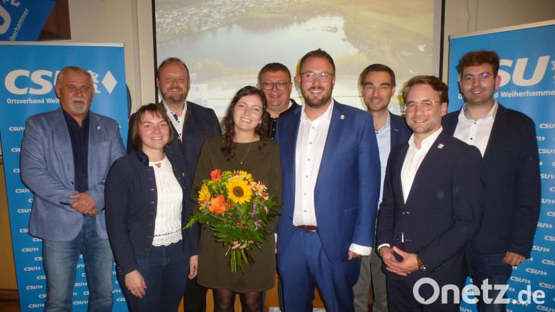Bürgermeister Ludwig Biller, Nicole Presche (FU), Landrat Andreas Meier, CSU-Vorsitzender Thomas Schönberger (Kaltenbrunn-Dürnast), Kreisvorsitzender Stephan Oetzinger, Severin Hirmer (CSU-Chef Weiherhammer) und Luis Heibl (JU) gratulieren dem Bürgermeisterkandidaten Julian Kraus (Mitte neben seiner Frau Lena). Bild: bk