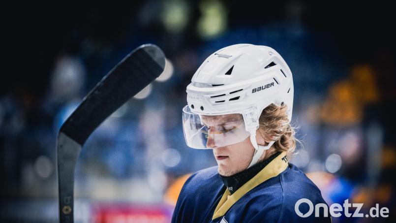 Neal Samanski von den Blue Devils Weiden wird nach einem Kniecheck in der Partie gegen die Lausitzer Füchse für ein Spiel gesperrt. Bild: Tobias Neubert