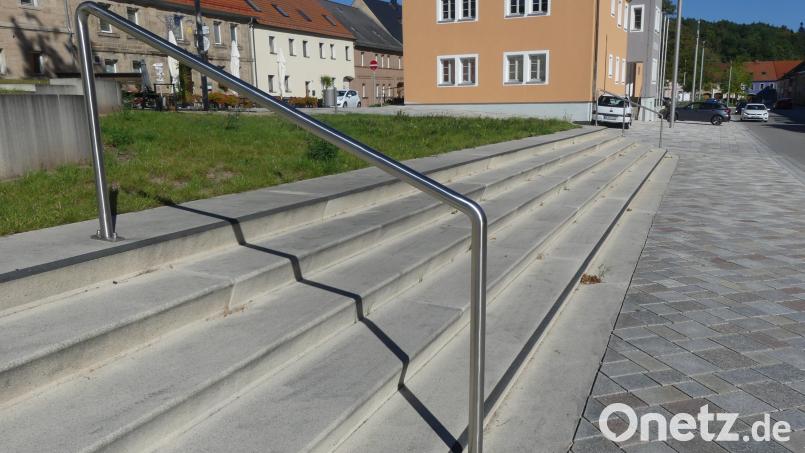 Verfärbungen an dieser Treppenanlage sorgten für Unmut im Stadtrat Neustadt am Kulm. Bild: rn
