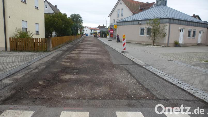 Bereits abgefräst ist die Sägstraße von der Fahrschule an der Ecke Barbarastraße bis zur Einmündung in die Friedhofstraße. Die Firma Braun erneuert den Belag. Eine Umleitung ist beschildert. Bild: bk