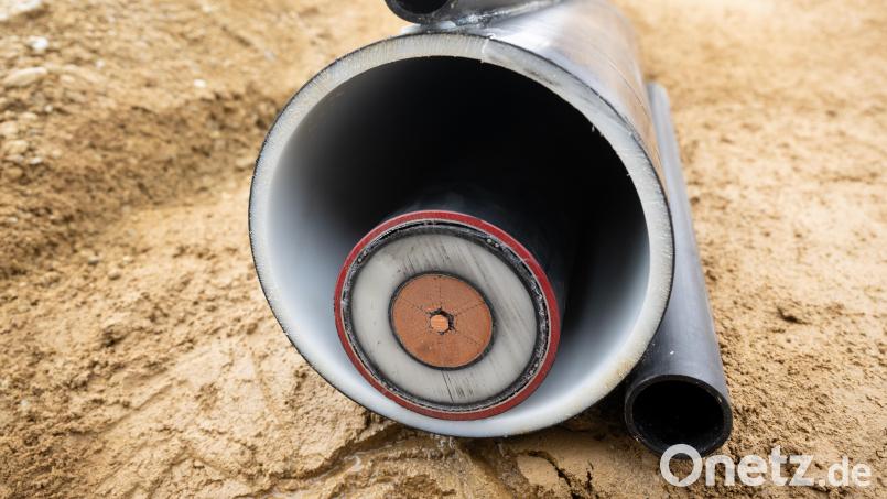 Kommendes Jahr soll durch den Süd-Ost-Link Strom aus dem windreichen Norden und Osten Deutschlands in den Süden transportieren werden. Tennet versichert: Trotz der Verzögerungen sei die Inbetriebnahme der Trasse für 2027 geplant. Symbolbild: Sven Hoppe/dpa