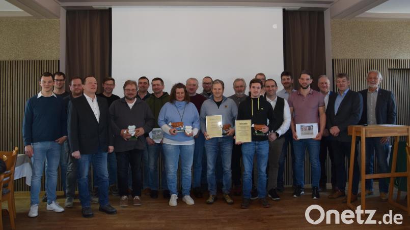 Vorsitzender Herrmann Uwe (vierter von links), Zuchtleiter Lukas Irlbacher (erster von links) mit den geehrten Züchtern der Kreisrinderzuchtgenossenschaft Amberg-Sulzbach. Bild: Kreisrinderzuchtgenossenschaft Amberg-Sulzbach