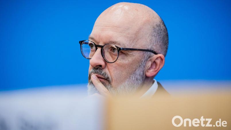 Ifo-Experte Timo Wollmershäuser sieht den konjunkturellen Tiefpunkt durchschritten. (Archivbild) Bild: Christoph Soeder/dpa