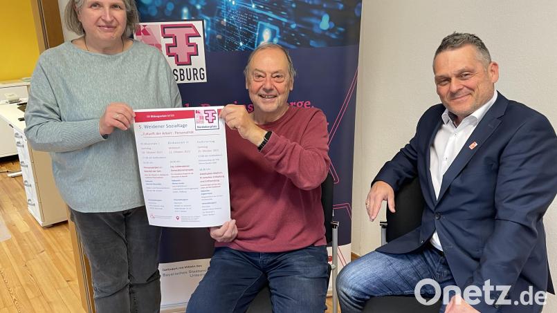 Die beiden Kreisvorsitzenden Petra Dötsch und Hermann Stadler präsentieren die Sozialtage der KAB. Rechts Diözesansekretär Markus Nickl. Bild: KAB