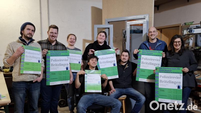 Mitglieder der Theatergruppe der DPSG Ensdorf freuen sich schon auf die Theateraufführungen im April. Bild: Herbert Scharl