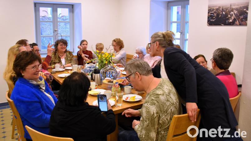 Zum vierten Mal hatte das Café "Lebensfreude" geöffnet. Gründerin Susi Bittner (hinten Mitte vor dem Fenster) ist zufrieden mit der Resonanz. Bild: ubb