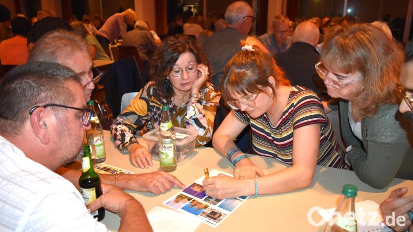 Beim Quiz-Abend im Jugendheim von Grafenwöhr gab es viele knifflige Fragen zu beantworten. Bild: rgr