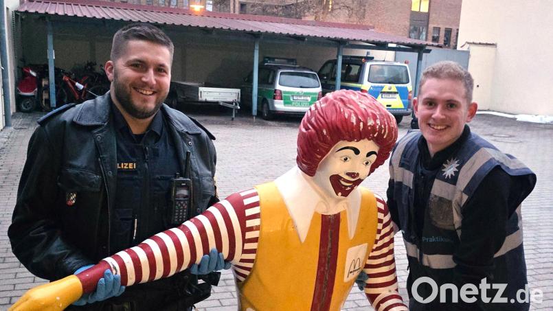 Da freut sich auch die Polizei: Die gestohlene Ronald-McDonald-Figur ist wieder da. Bild: PI Schwandorf, PHMin Wexler