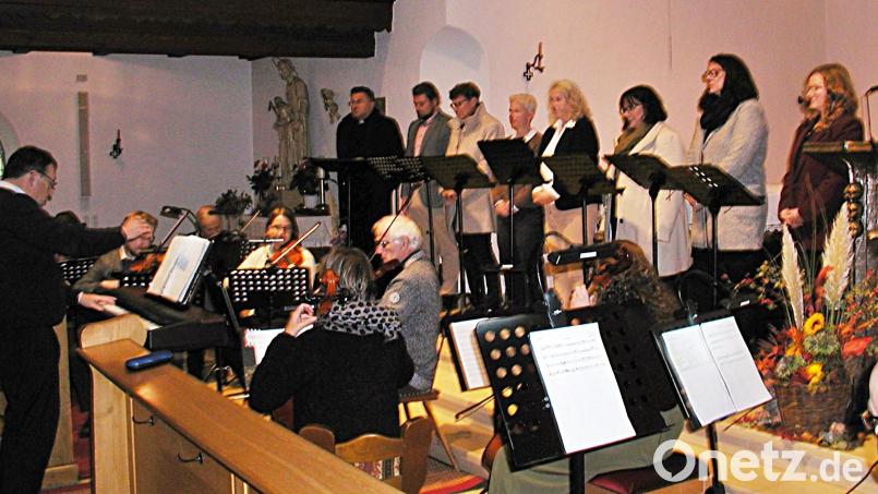 Sängerinnen und Sänger um Regionalkantor Stephan Merkes, der den Abend auch am Keyboard begleitete. Bild: ld