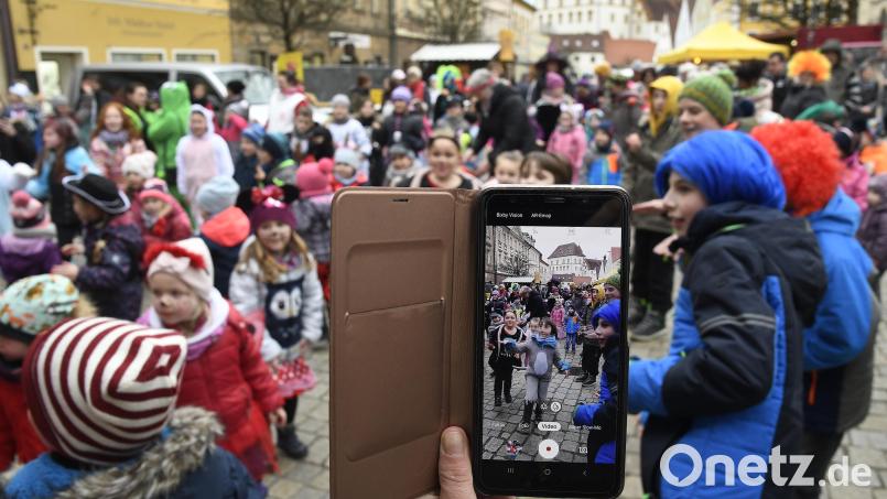 Während der Rosenmontagsparty ist in Sulzbach-Rosenberg der Luitpoldplatz gesperrt. Das hat auch Auswirkungen auf den Busverkehr. Archivbild: Petra Hartl
