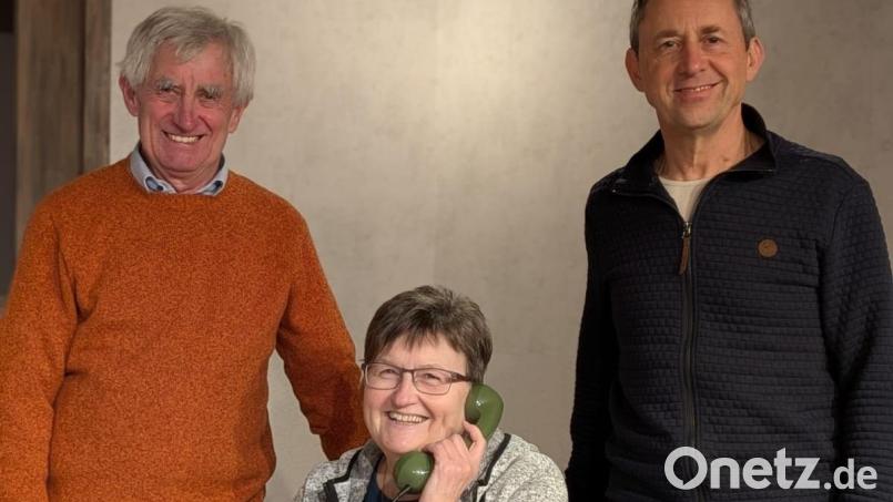 Diese drei engagieren sich bereits seit Jahrzehnten bei der Theatergruppe Gebenbach. Norbert Hager (links) hat sie gegründet, war Regisseur und Spieler. Auch Gerlinde Piehler stand etliche Male auf der Bühne, gilt als Managerin der Truppe und nimmt die Kartenbestellungen telefonisch entgegen. Hans Kick lebt zwar mittlerweile in Edelsfeld, ist der Theatergruppe aber bereits seit Jahrzehnten als Spieler verbunden – daran ändert auch sein Wohnort nichts. Bild: Wolfgang Götz