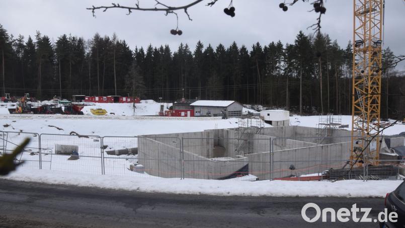 Derzeit ruhen die Arbeiten auf der Großbaustelle Kläranlage südlich von Parkstein. Fast 16 Millionen Euro kostet die Ertüchtigung. Bild: fz