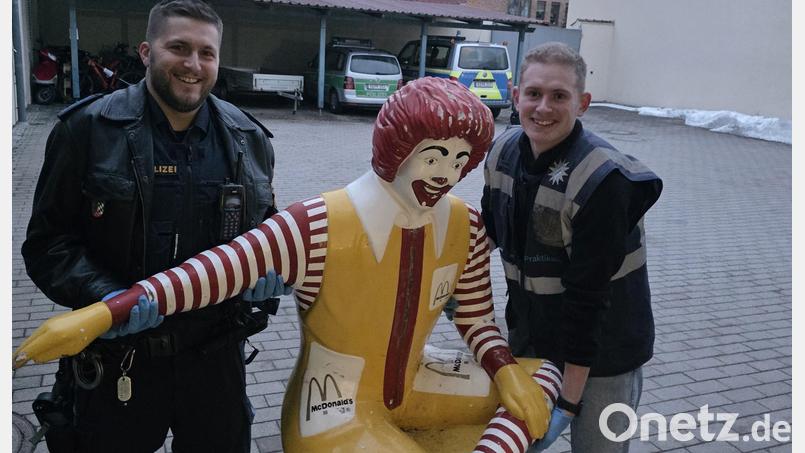 Da freut sich auch die Polizei: Die gestohlene Ronald-McDonald-Figur ist wieder da. Bild: PI Schwandorf, PHMin Wexler