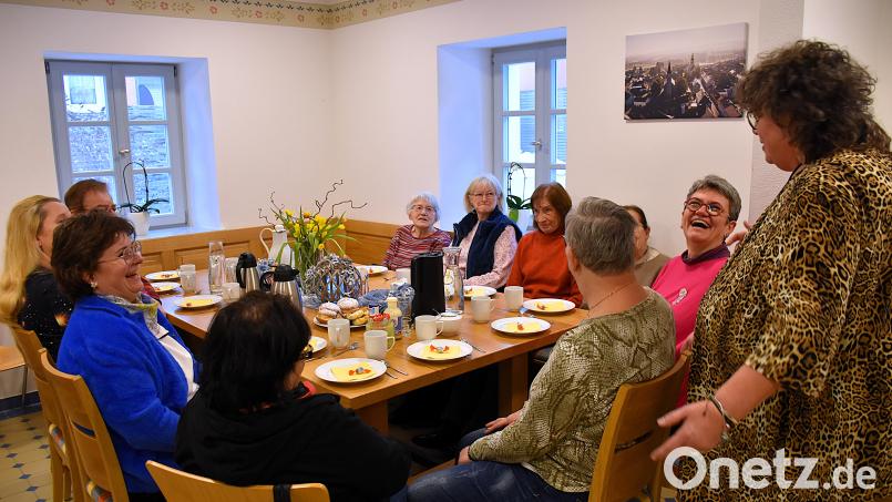 Als Impulsgeberin im Februar begrüßte Susi Bittner (rechts) die Pastoralreferentin des Bistums Regensburg, Heidi Braun (ganz rechts sitzend). Zu Gast war diesmal auch die Rektorin der Realschule Neustadt, Irene Sebald (Zweite von links). Bild: ubb