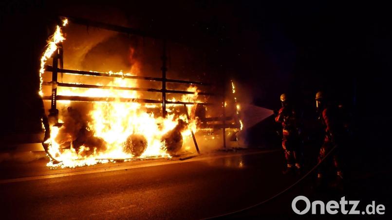Die A93 in Richtung München ist am Morgen voll gesperrt worden. Bild: --/Berufsfeuerwehr Regensburg/dpa