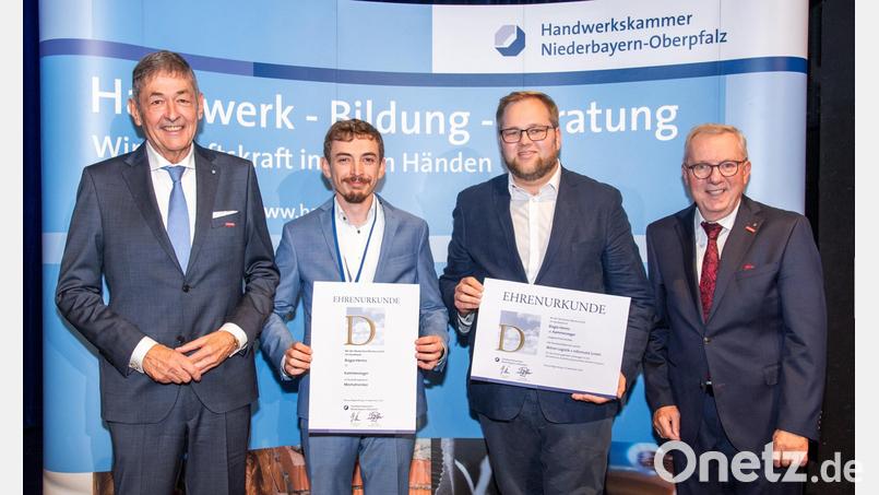 Biagio Herms (Zweiter von links) ist kammerweit Bester Mechatroniker im Bezirk Niederbayern-Oberpfalz. Bild: Foto M