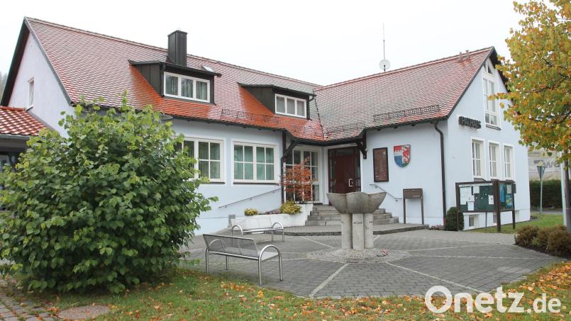 Im Gemeinderat in Georgenberg (hier das Rathaus) gibt es eine personelle Veränderung: Stefan Frischholz hat sein Amt als Gemeinderat niedergelegt. Archivbild: pi