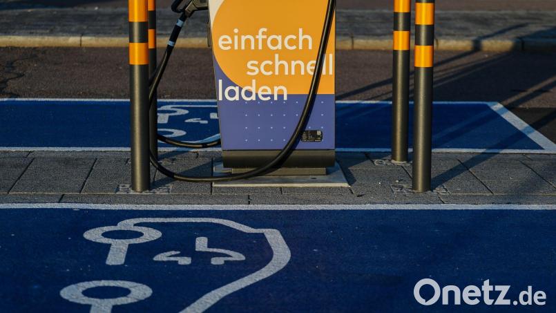Eine Ladesäule am Flughafen Leipzig/Halle. Für Großstädter ohne eigenen Stellplatz ist das Laden eines E-Autos umständlicher und teurer als für Eigenheimbesitzer. (Symbolbild) Bild: Jan Woitas/dpa