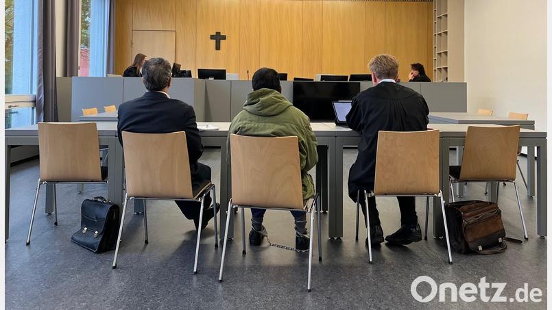 Der 53-jährige Angeklagte muss sich vor dem Landgericht Weiden wegen des Vorwurfs des versuchten mehrfachen, schweren sexuellen Missbrauchs von Kindern verantworten. Es ist nicht das erste Mal, dass er wegen derartiger Taten angeklagt ist. Bild: juh