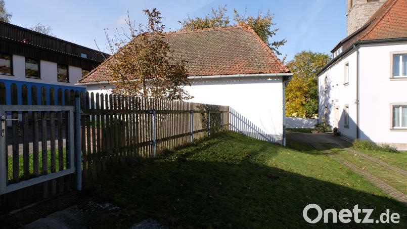 Im Zuge der Generalsanierung und Erweiterung des Kindergartens St. Johannes Maria Vianney wird das Gebäude zwischen Kindergarten und Pfarrhaus abgebrochen. Bild: Fred Lehner
