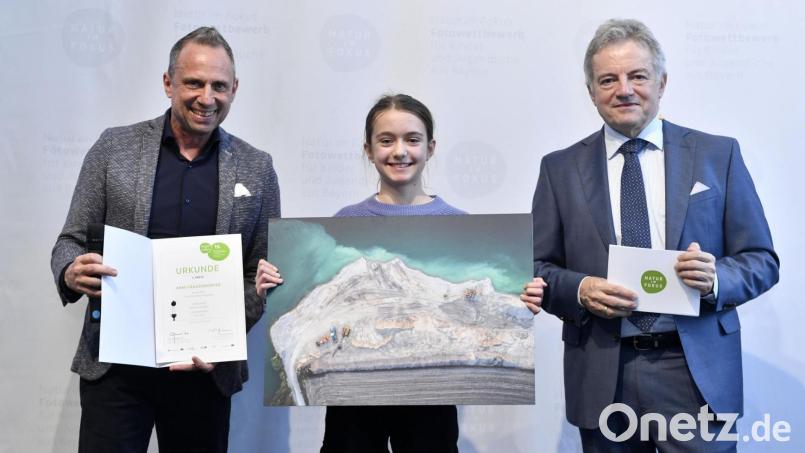 Anni Frauendorfer (10 Jahre) aus Schwarzenfeld hat den Fotowettbewerb „Natur im Fokus“ für Kinder und Jugendliche aus Bayern in ihrer Altersklasse gewonnen. Dazu gratulierten Bayern Umweltminister Thorsten Glauber (links) und Dr. Michael Apel (rechts), Leiter des Museums Mensch und Natur. Symbolbild: stumv