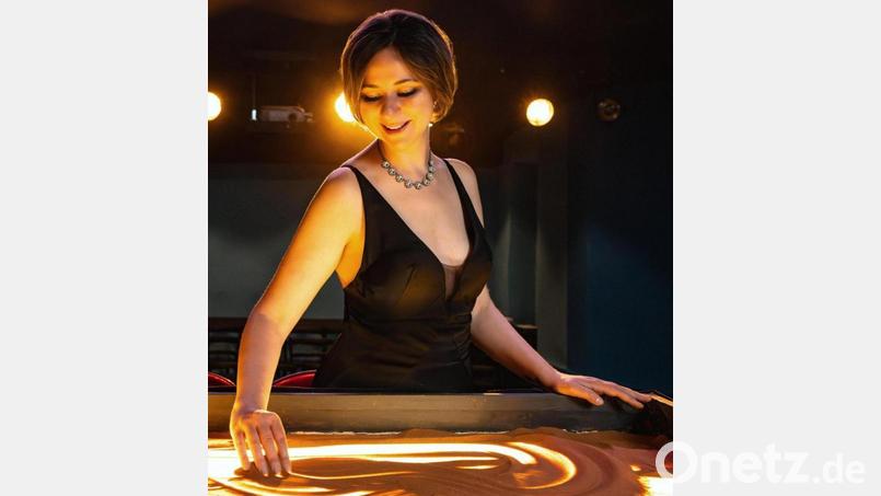 Sandmalerin Irina Titova begeistert mit ihren Kunstwerken. Bild: Yan Bululukov