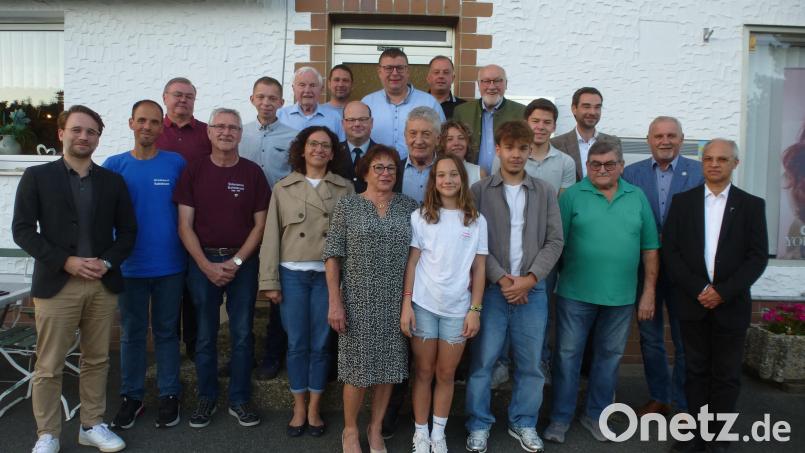 Auch mit 75 aktiv bleiben, lautet die Devise von Herbert Rudolph (vorne Mitte) mit Ehefrau Maria, Kindern und Enkeln sowie weiteren Gratulanten aus Politik, Kirche und Vereinen.. Bild: bk