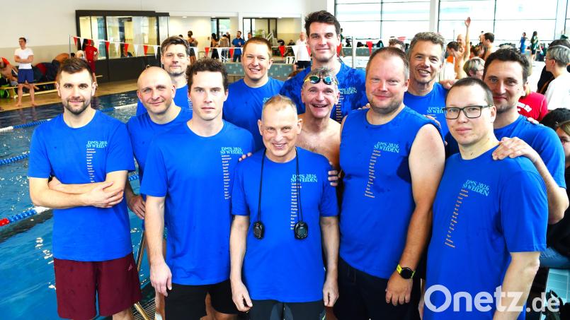 Auch sie stehen für große Zeiten im Weidener Schwimmsport (von links) Florian Dachauer, Stefan Wutz, Conrad Kebelmann, Franz Herrmann, Christoph Argauer, Peter Dehling, Markus Dippold, 
Philipp Wolf, Thomas Bauer Jörg Grasser, Andreas Friedrich und Max Schenke Bild: Gerhard Büttner
