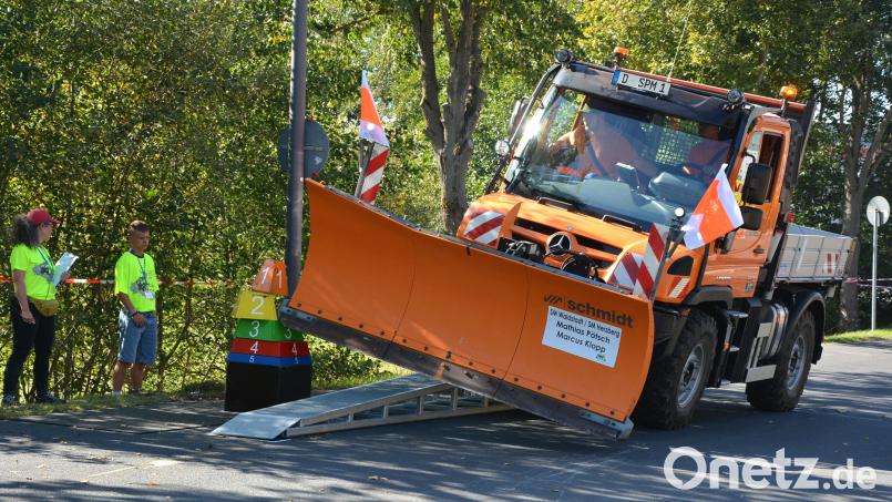 Von den Fahrern der großen Maschinen war Präzisionsarbeit gefragt. Bild: jr