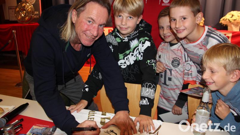 Bereitwillig gibt Michael Sternkopf Autogramme, wie hier auf dem Trikot von Fabian Strickner (neben ihm). Bild: kro