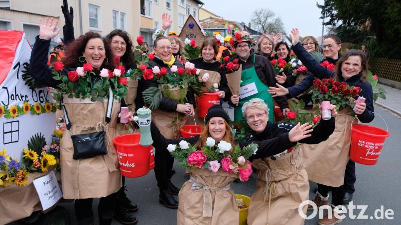 Der Eschenbacher Faschingszug hat eine lange Tradition und findet alle zwei Jahre statt. Beim Gaudiwurm 2024 ließ es der Obst- und Gartenbauverein Rosen regnen. Bild: do