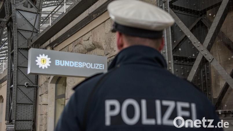 Beamte der Bundespolizei nahmen eine 56-Jährige fest. Sie soll eine 19-Jährige bedroht und festgehalten haben. Symbolbild: Bundespolizei