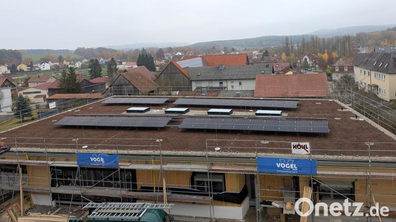 Der Bau der Offenen Ganztagsschule in Kirchenthumbach ist im vollem Gange. Kurz vor dem Wintereinbruch ist die Holzständerbauweise mit Dämmplatten isoliert, auf dem Dach eine Photovoltaikanlage installiert und das Dach für die Begrünung vorbereitet. Bild: lep