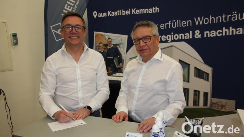 Daniel (links) und Rainer Heining von der Firma Heining-Bau aus Kastl zeigten sich zufrieden über das Interesse dieses ersten Bauforums. Bild: Konrad Rosner