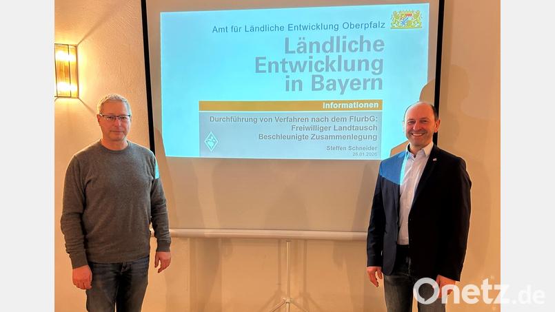 Steffen Schneider (links) vom Amt für ländliche Entwicklung informierte gemeinsam mit Ensdorfs Bürgermeister Hans Ram über das Thema "Freiwilliger Landtausch". Bild: Sebastian Götz
