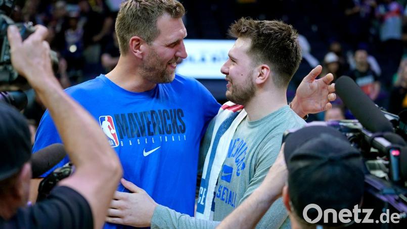 Dirk Nowitzki (l) und Luka Doncic kennen sich aus gemeinsamen Zeiten in Dallas bestens. Bild: Matt York/AP/dpa