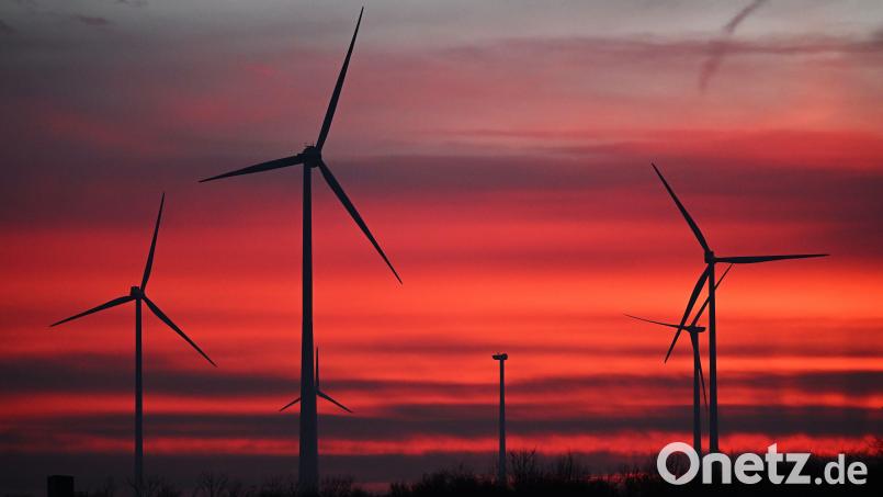 Die Gemeinde Kirchendemenreuth diskutiert in ihrer jüngsten Sitzung das Thema Windkraft. Dabei steht der Mindestabstand zu bewohnten Gebieten sowie die Ausweisung von Vorranggebieten im Fokus. Bild: Robert Jaeger/dpa