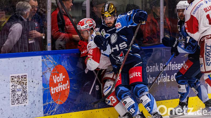 Etwas Gegenwehr war vorhanden: Alex-Olivier Voyer (rechts) wusste sich durchaus durchzusetzen. Insgesamt waren die Blue Devils Weiden gegen Crimmitschau aber zu harmlos. Bild: Werner Moller