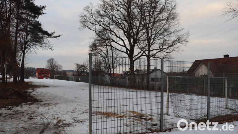 Aktuell ist der Wolfsbacher Bolzplatz in der Winterpause. Die fünf Wolfsbacher Vereine möchten nun den Platz für die Dorfjugend ertüchtigen. Mittel dazu sollen aus dem ILE-Regionalbudget kommen. Bild: mrr