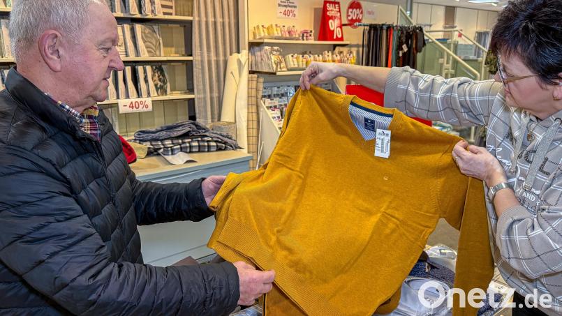 Viele Stammkunden wie Herbert Fischer (links) kommen zum Carl Schmidt wegen der persönlichen Beratung, hier durch Verkäuferin Monika Kauz. Bild: Stephan Huber