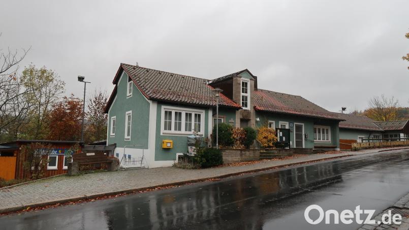 Zügig soll das alte Friedenfelser Rathaus (links im Bild) umgebaut und in das angrenzende Kinderhaus (rechts im Bild) eingegliedert werden. Die Kosten bereiten dem Gemeinderat jedoch Probleme Bild: bsc