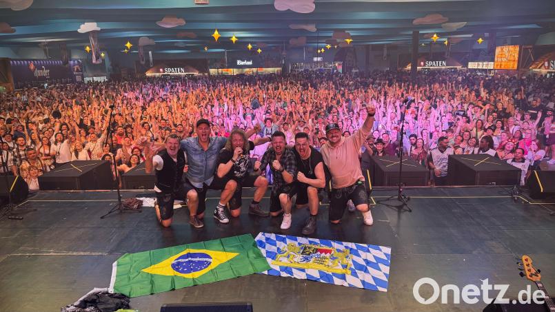 Ausgelassen feiernde Südamerikaner, so weit das Auge reicht. Etwa 20.000 Personen passen in die Halle, in der die Troglauer um Sänger Thomas Wöhrl (Dritter von links) drei Auftritte hatten. Bild: Daniel Raps