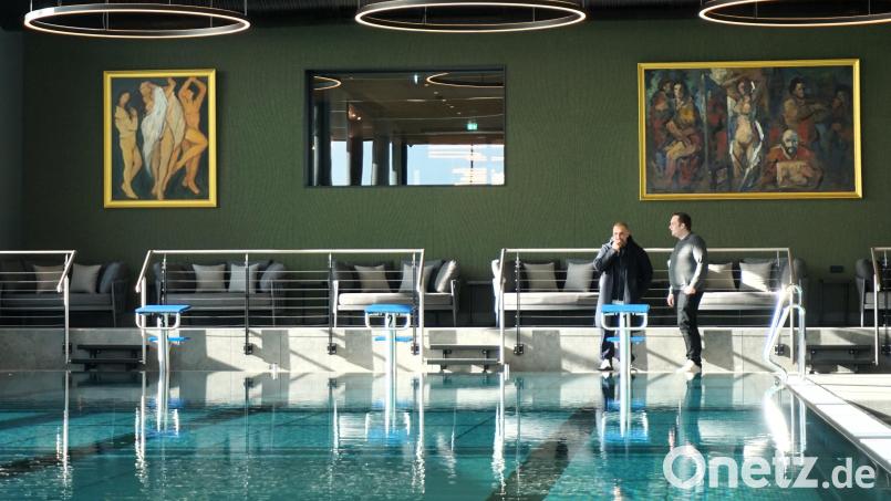 Als würde man im Louvre schwimmen: Neben dem großen Indoor-Becken hängen zwei große Ölgemälde von Hans Nowak an der dunkelgrünen Wand. Alles Originale, heißt es. Bild: jut