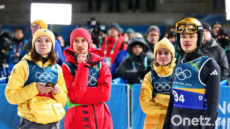 Das deutsche Skisprung-Team um Einzel-Olympiasieger Philipp Raimund (r) freut sich auf einen Tag Pause. Bild: Daniel Karmann/dpa