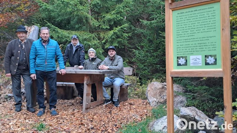 Von links: Konrad Kastl, Edgar Eckert, Rainer Sauer, Werner Schmidt und Bürgermeister Sebastian Voit. Bild: gis
